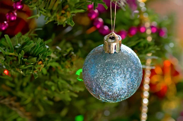 Modrý vánoční žárovky — Stock fotografie