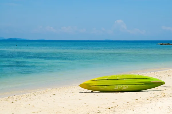 Plajda sörf tahtası — Stok fotoğraf