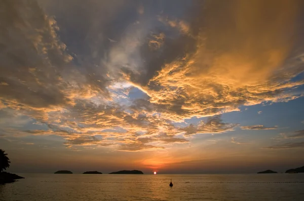 ดวงอาทิตย์ตกที่มหาสมุทร — ภาพถ่ายสต็อก