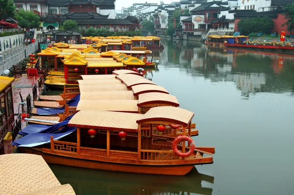 Лінія човни на річці Qinhuai — стокове фото