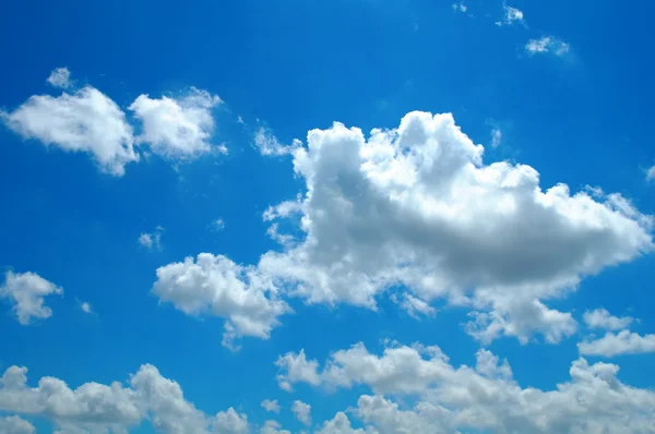 Nubes esponjosas — Foto de Stock