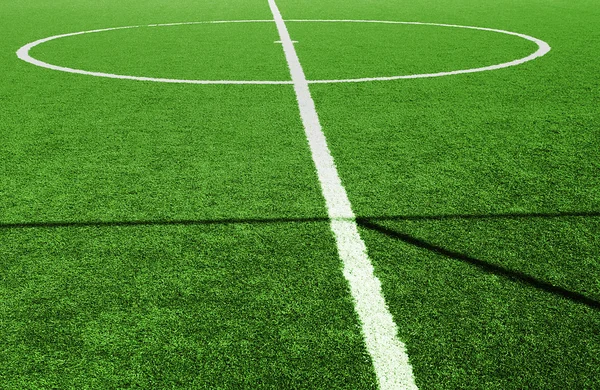 Zelené trávě fotbalové hřiště — Stock fotografie