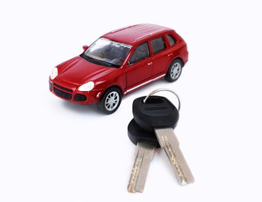 Kırmızı oyuncak araba modeli ile anahtar taşı