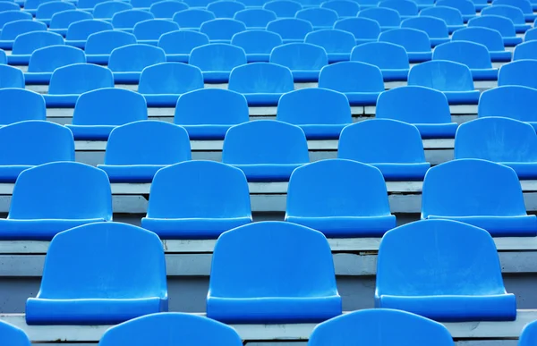 Assentos de estádio de plástico azul vazio — Fotografia de Stock