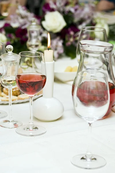 Rode wijn op restaurant — Stockfoto