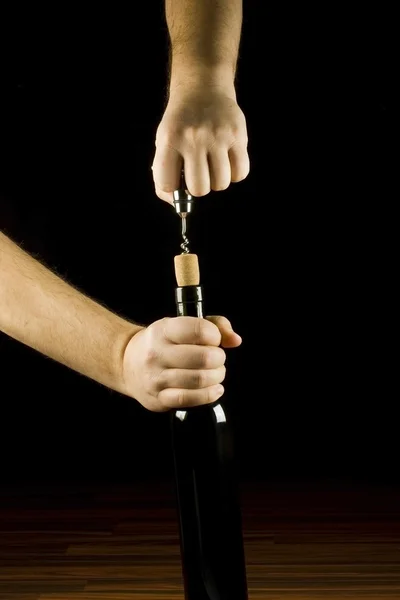 Abrir um vinho — Fotografia de Stock