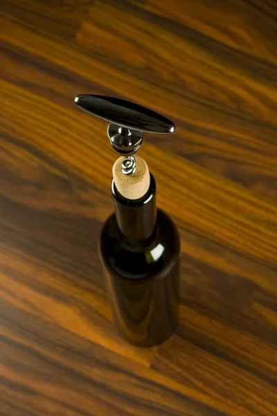 Abrir um vinho — Fotografia de Stock