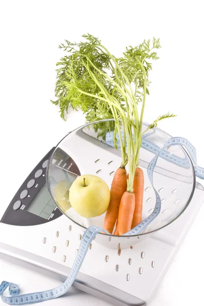 Cenouras, maçãs e objetos de medição — Fotografia de Stock