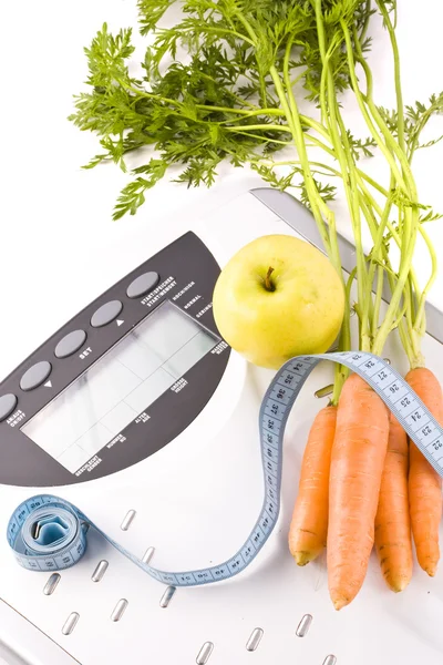 Cenouras, maçãs e objetos de medição — Fotografia de Stock