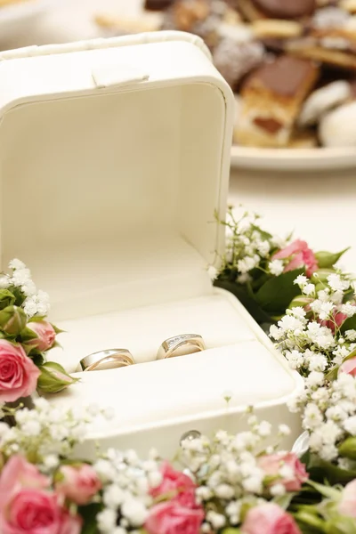 Anillos de boda y rosas —  Fotos de Stock
