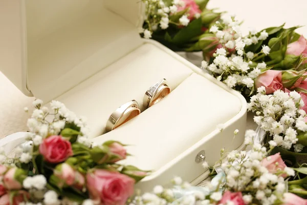 Anillos de boda y rosas — Foto de Stock