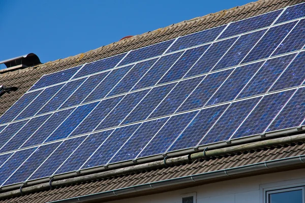 屋顶上的太阳能电池 — 图库照片