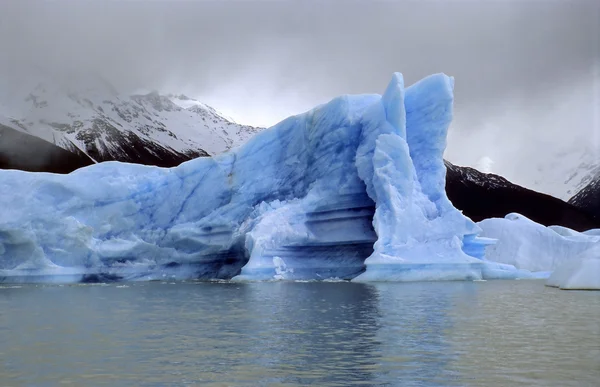 Ett ljust isberg i dåligt väder conditio — Stockfoto