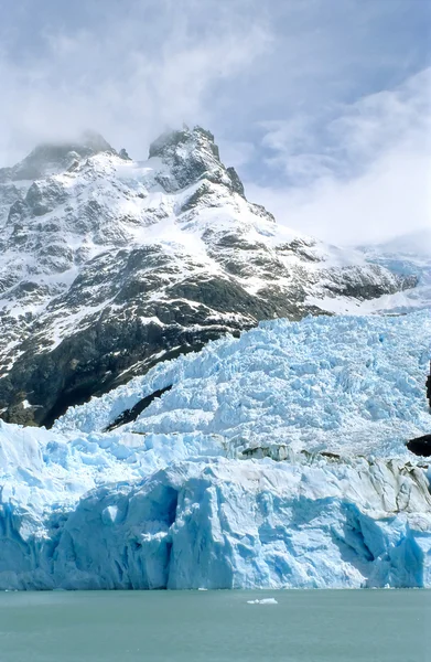 Gletsjer spegazzini en een bergtop — Stockfoto