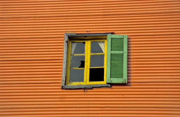 Krossat fönster på caminito, buenos aire — Stockfoto