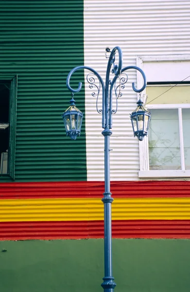 Gatubelysningen framför färgglada vägg — Stockfoto