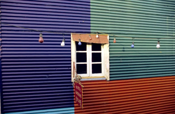 Pared colorida con ventana en La Boca — Foto de Stock