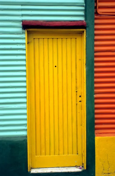 Żółty drzwi na caminito, buenos aires — Zdjęcie stockowe