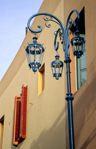 Pouliční lampy a okna na caminito — Stock fotografie