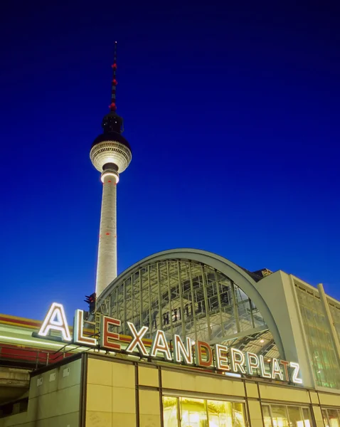 Az alexanderplatz hajnalban trainstation — Stock Fotó