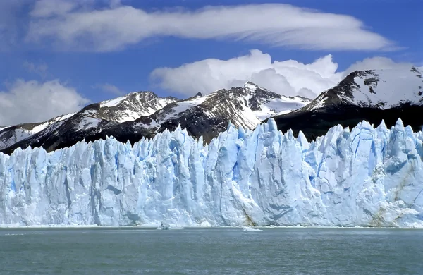 Glaciären perito moreno med berg ringde — Stockfoto