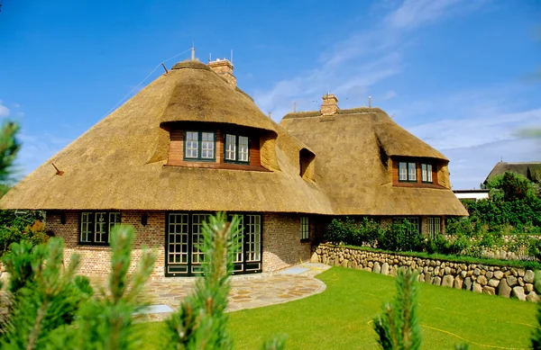 Casa com telhado de palha (Sylt ) — Fotografia de Stock