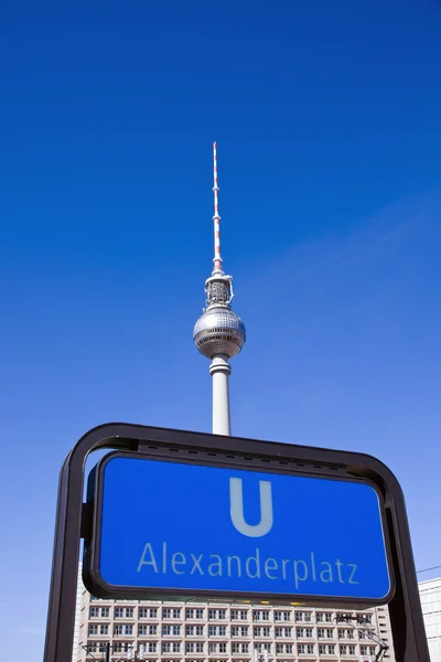 Metro teken en tv-toren in Berlijn — Stockfoto