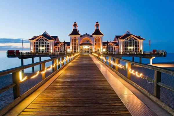Pier met restaurant in sellin, Oostzee, Duitsland — Stockfoto