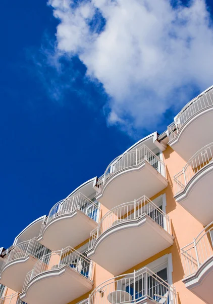 Oranžový hotel před modrá obloha — Stock fotografie