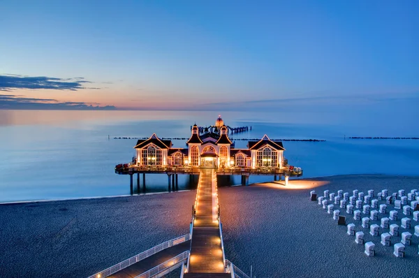 Muelle con restaurante en el Mar Báltico, Alemania — Foto de Stock