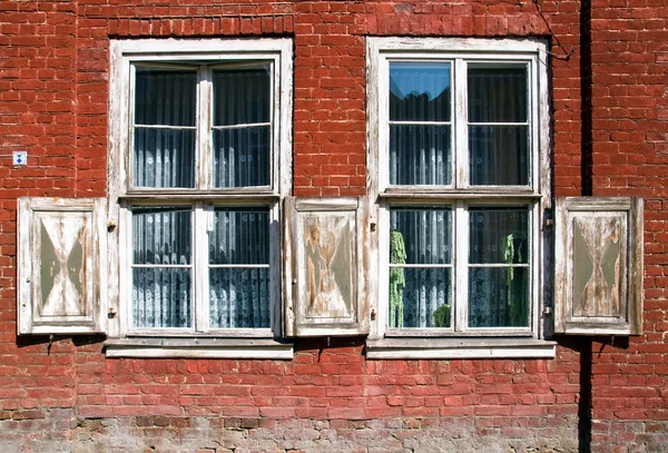 Oude achterhaalde windows — Stockfoto