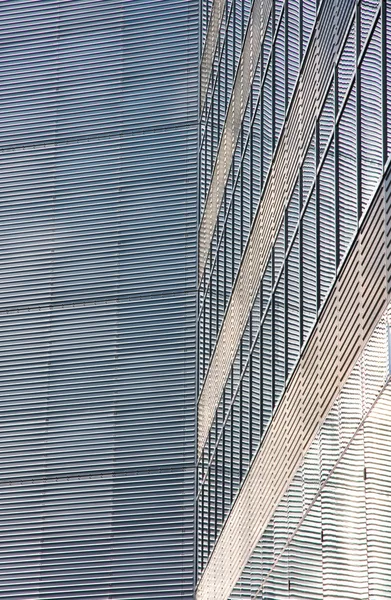 Modern bir binanın üzerine düşünceler — Stok fotoğraf
