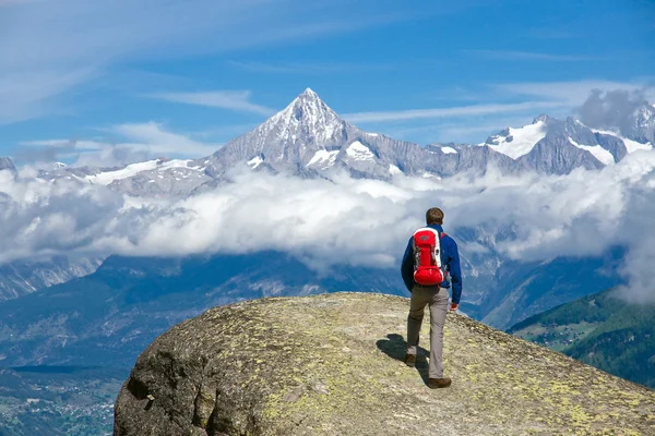 Caminante en los Alpes Suizos —  Fotos de Stock