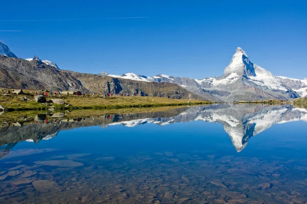 Tömeges turizmus:, a Matterhorn-hegyre — Stock Fotó