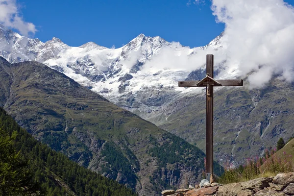 Cross in front of Weisshorn — Stock Photo, Image