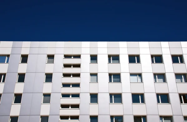 Moderne Fassade eines Bürogebäudes — Stockfoto