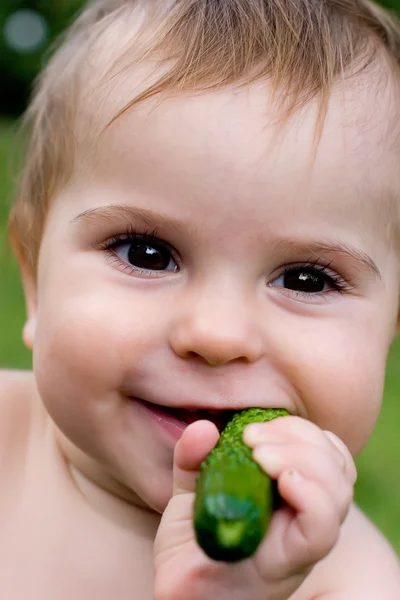 婴儿与黄瓜 图库图片