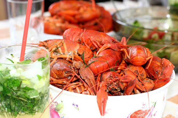 Boiled crayfish and mojito cocktail — Stock Photo, Image