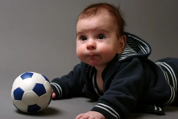 Дитина і м'яч — стокове фото