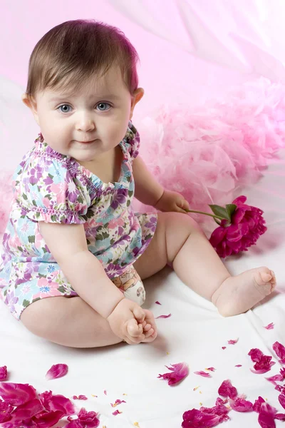 Bebê com peônia — Fotografia de Stock