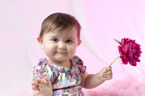 Bebé con peonía —  Fotos de Stock