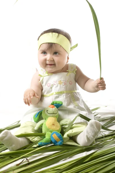 Baby mit Gras — Stockfoto