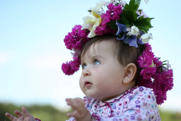 Baby i blomma diadem Royaltyfria Stockfoton