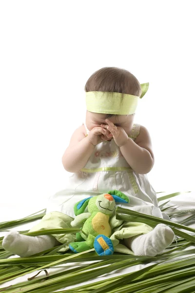 婴儿与草 免版税图库照片