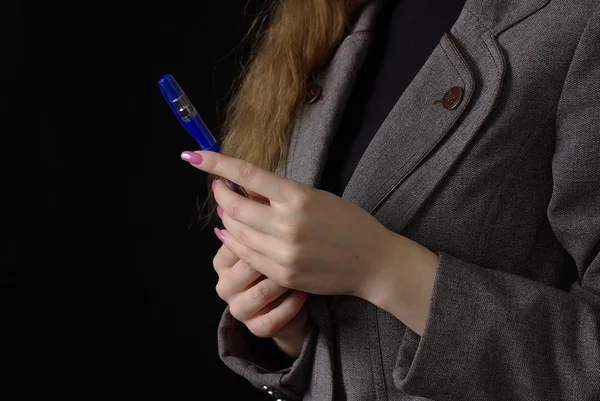 Geschäftsfrau und ein blauer Stift — Stockfoto