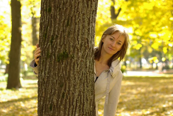 Mulher em um parque de outono — Fotografia de Stock