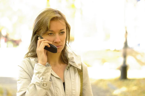 Kvinnan ringer via telefon — Stockfoto