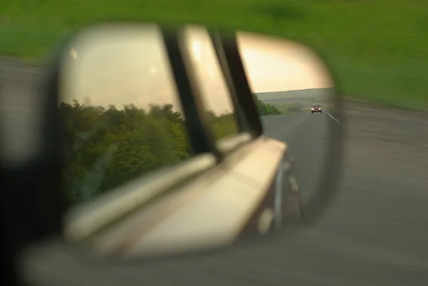 Paisagem refletida no espelho retrovisor — Fotografia de Stock