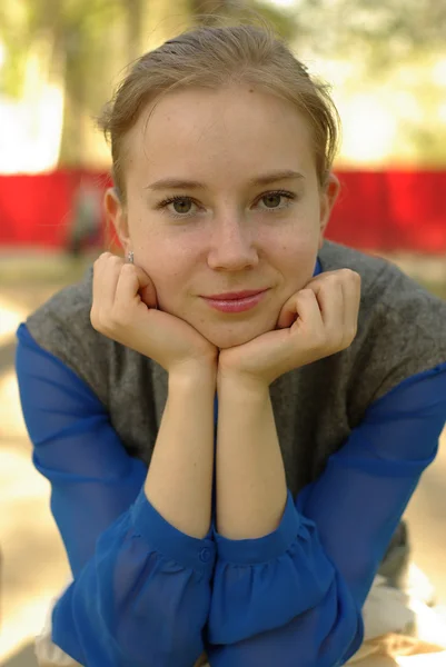 Glimlachend meisje portret — Stockfoto
