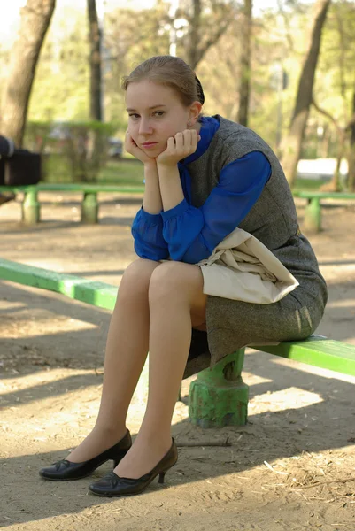yorgun bir bankta oturan kız